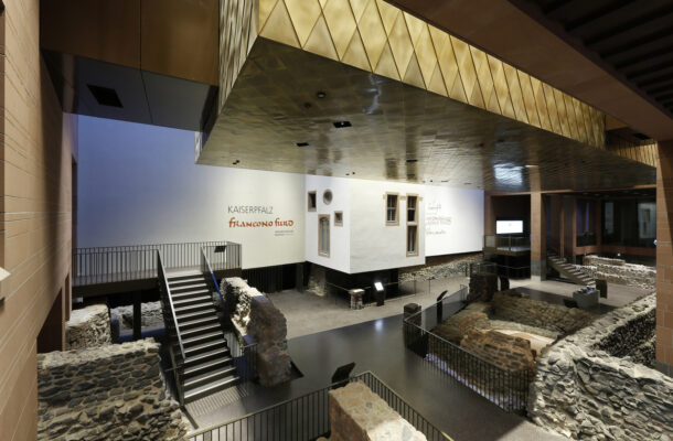 Innenansicht Archäologisches Museum mit verschiedenen Gesteinen