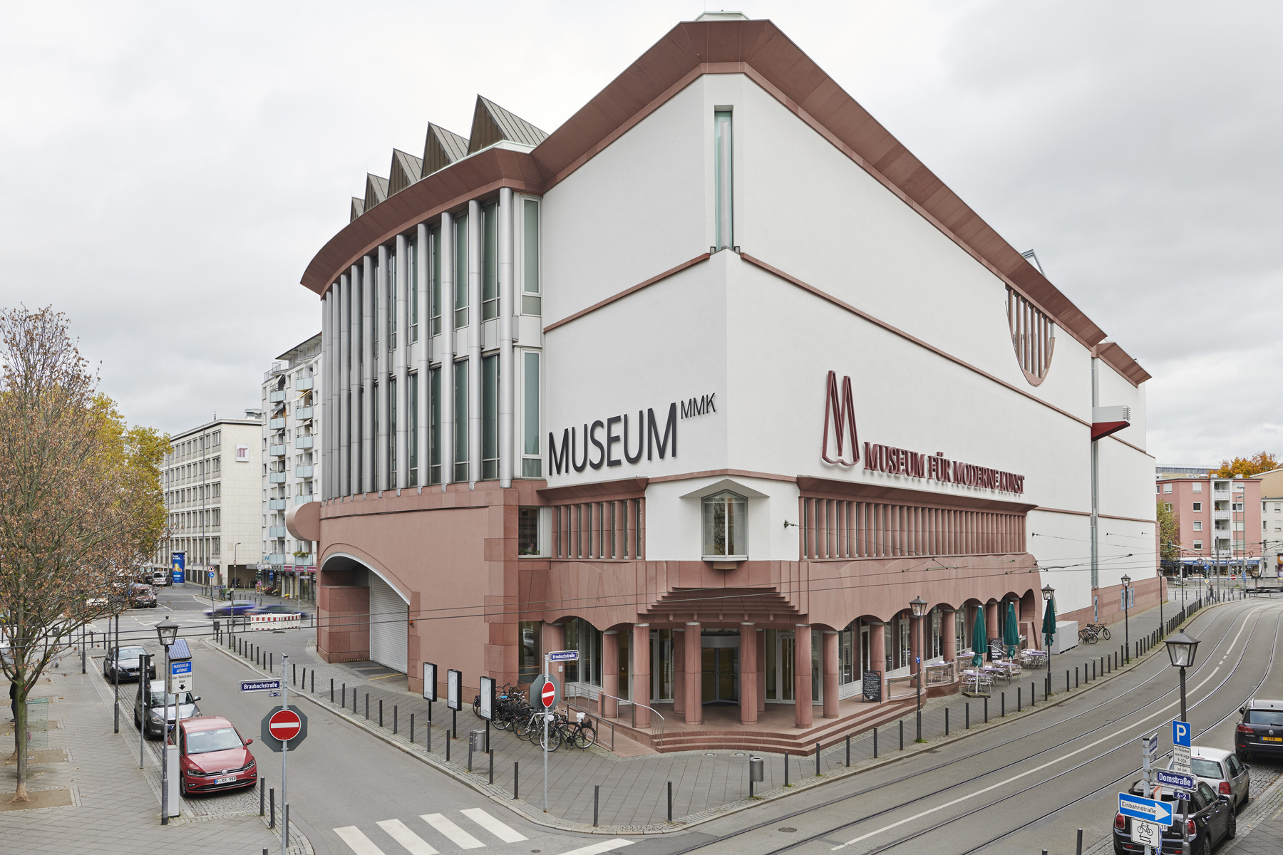 Außenansicht des Museums für Moderne Kunst mit Straße