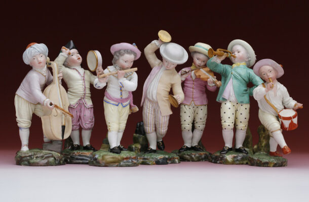 sieben Porzelanfiguren mit verschiedenen Musikinstrumenten