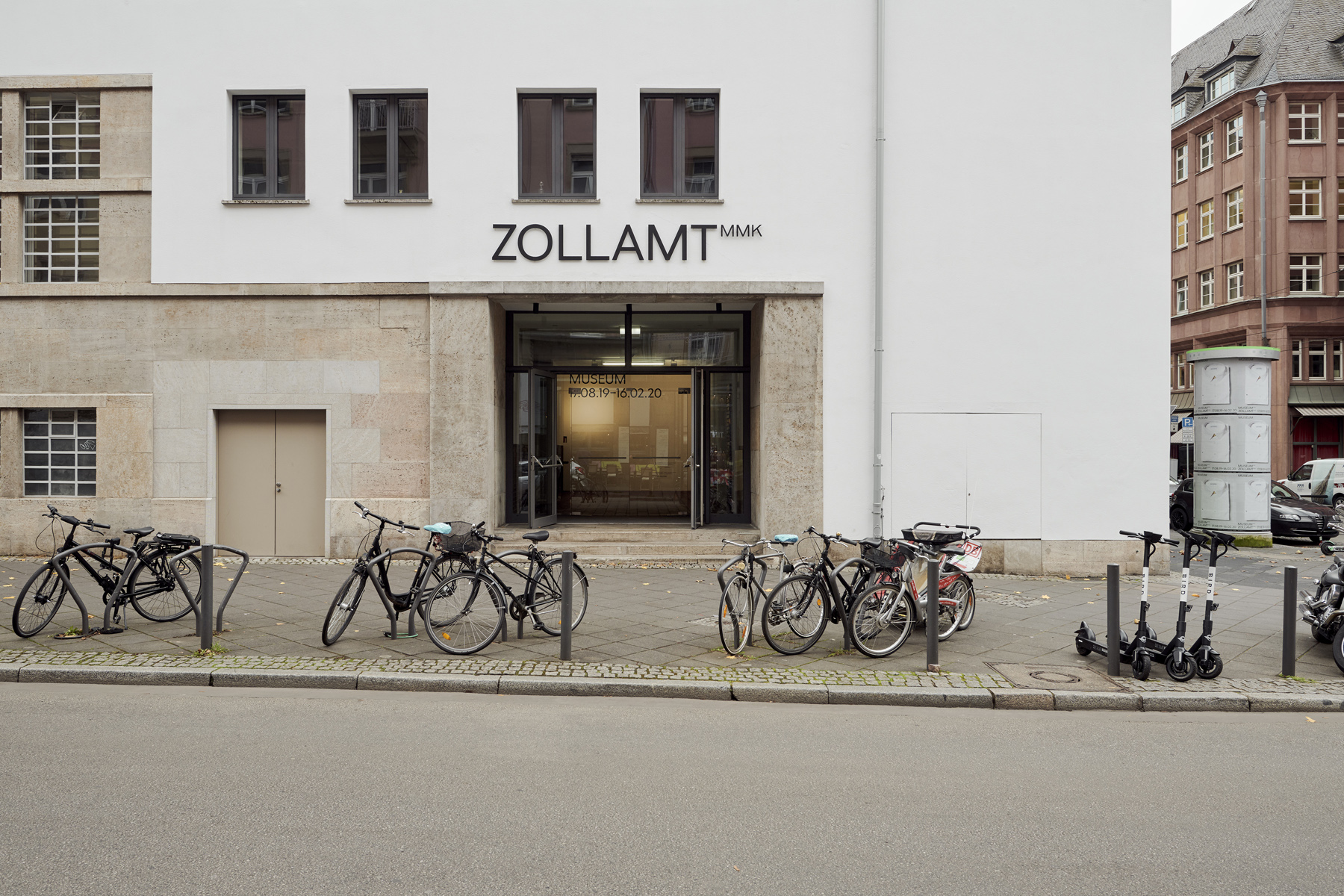 Außenansicht bzw. Eingang Zollamt MMK, vor dem Gebäude stehen einige Fahrräder