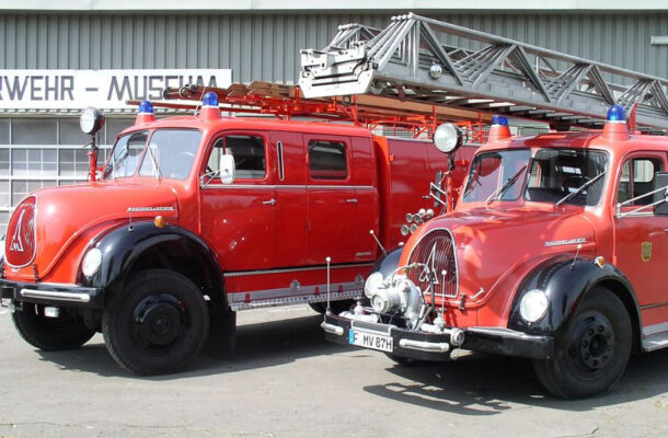 zwei alte Feuerwehrautos auf dem Platz des Feuerwehrmuseums