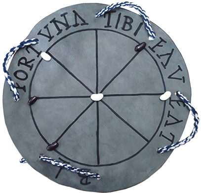 Eine graue runde Scheibe mit kuchenförmigen Feldern und vier Schlaufen