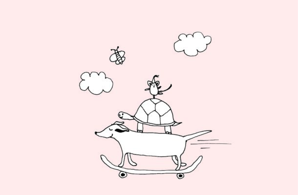 In der schlichten Illustration aus zarten schwarzen Linien vor einem einfarbig rosanem Hintergrund ist ganz schön was los: ein fröhlicher Hund fährt auf einem Skateboard auf ihm steht eine Schildkröte und auf ihr eine Maus. Ein kleiner Schmetterling fliegt zwischen zwei Schäfchenwolken vor ihnen her.